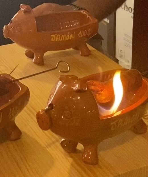Cerditos de cerámica con el chorizo al infierno
