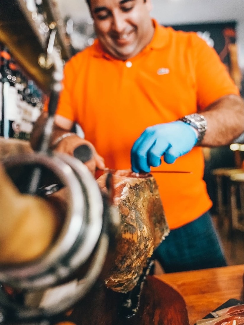 Miguel cortando jamón a cuchillo