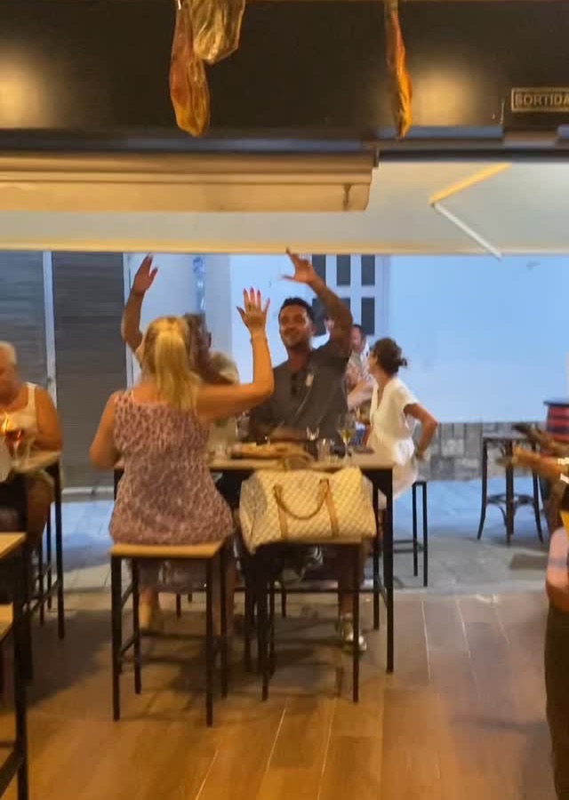 Clientes en la sala de Jamón 100%