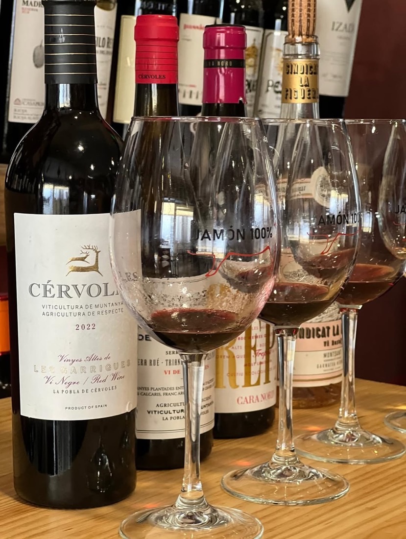 Copas grabadas con Jamón 100% y botellas de vino